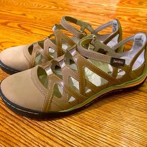 🎁 Women’s Brand new memory foam Jambu  Adventure design Sandles size 8 wide.🎄